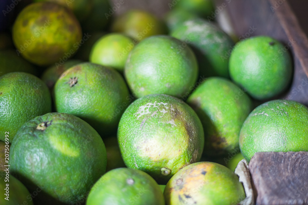 naranjas, mangos y otras fritas y verduras en mercado de áfrica naranjas, mangos y otras fritas y verduras en mercado de áfrica