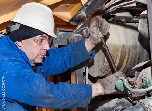 The mechanic disassembles the engine.Production site.