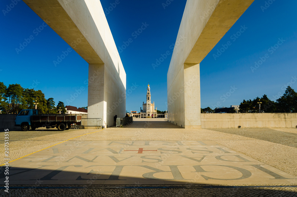 Obraz premium Old sacred church complex of fatima Portugal with concrete pillars and floors with tower on horizon for pligrimage