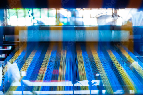 Close Up Hand Woven Cotton Weaver Machine Loom with Colorful Silk Thread for made Fabric