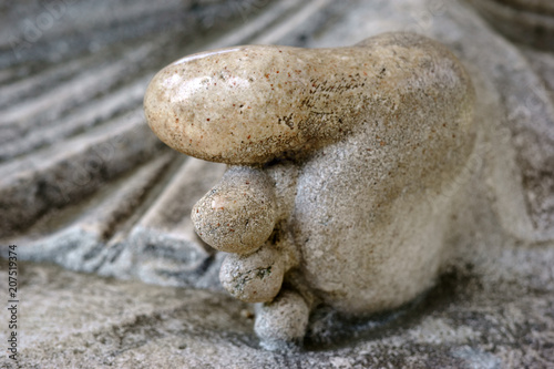 Restaurierte Skulptur / Die restaurierten Zehen und Füße einer Skulptur aus Sandstein. photo