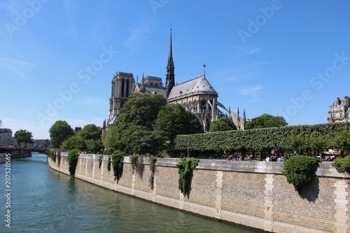 la cathédrale Notre Dame depuis la Seine