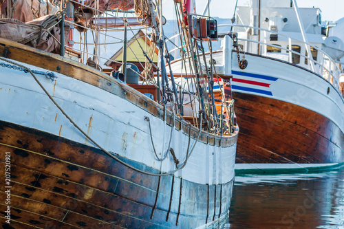 Tableau sur toile Boote im Hafen von Husavik, Island. Walbeobachtung auf Island.