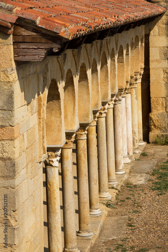 Arcada o arquería  exteriores del portico de  la Iglesia mozarabe del Monasterio de San Miguel de Escalada del Siglo X en Leon España 