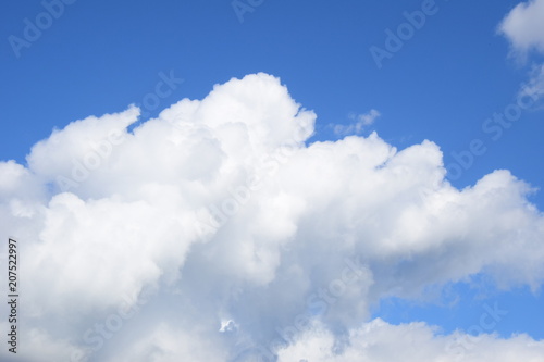 Weiße Wolken vor blauen Himmel