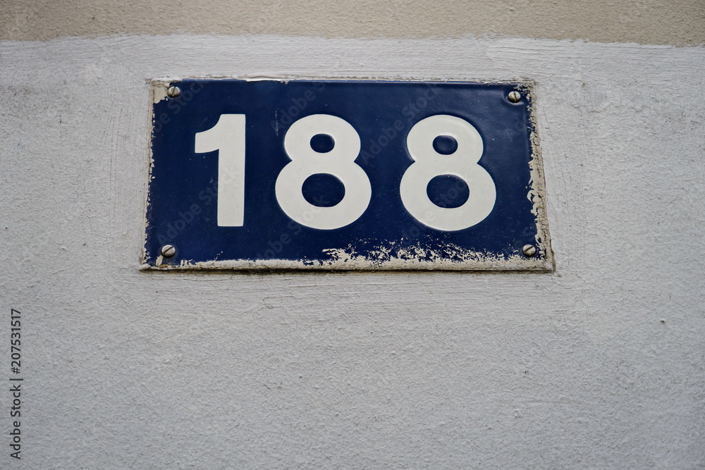Numéro 188. Chiffres blancs sur plaque bleue.. Numéro 188. Chiffres blancs sur plaque bleue..