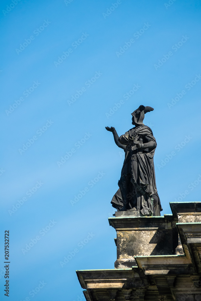 Fototapeta premium Skulptur auf dem Dach eines Gebäudes in Dresden