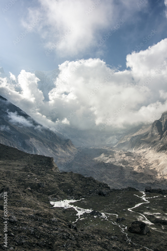 Himalaya Berggipfel und Schluchten in Wolken