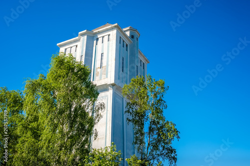 Located at the Reggestreet in de Dutch city of Almelo stands the famous water tower. The national monument built in 1926 is 38 meters tall and has a capacity of 750 m³ . Today it has a residential use