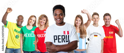 Soccer supporter from Peru with fans from other countries © Daniel Ernst