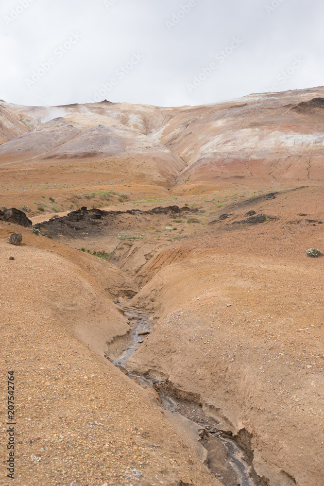 Landschaft mit Fumarolen im Geothermalgebiet Námaskarð – Hverir / Nord-Island