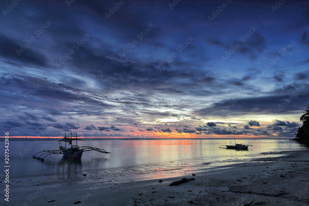 Obraz premium Balangay or bangka boats stranded on the beach. Punta Ballo-Sipalay-Philippines. 0485