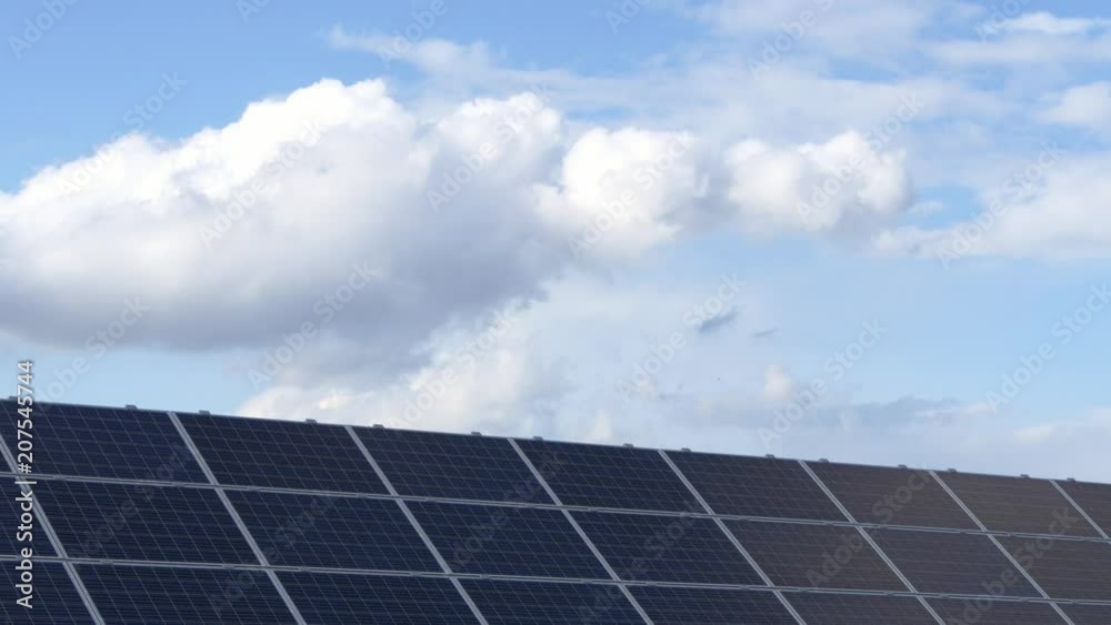 青空の下の太陽光発電、ソーラーパネル 青空の下の太陽光発電、ソーラーパネル