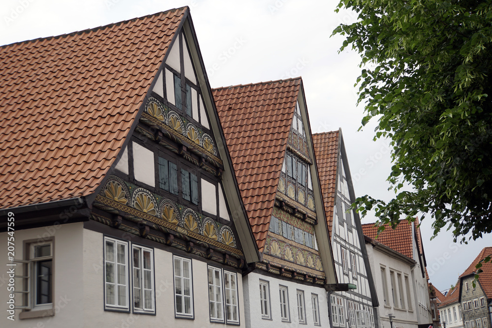 Historisches Fachwerkhaus mit reich verziertem Schmuckgiebel