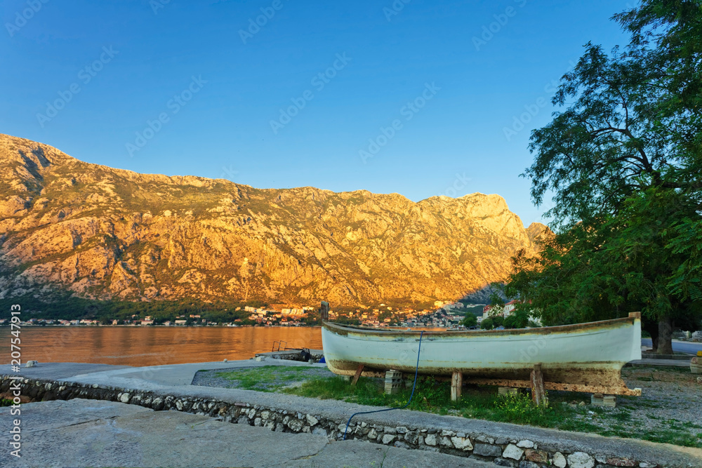 Obraz premium boat on the beach early in the morning