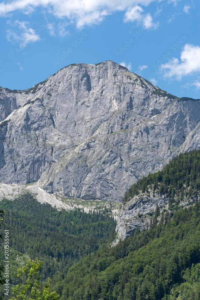 Markante Felswand des Backenstein im Toten Gebirge, Österreich