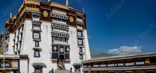 Foto Lhasa, Tibet, China - Oct 2010: Views of the Potala Palace, former residence of
