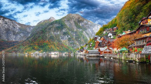 Klasyczny widok na pocztówkę słynnego miasta nad jeziorem Hallstatt odzwierciedlającego jezioro Hallstattersee w austriackich Alpach