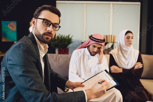 Foto Arabian wife resent on husband at reception