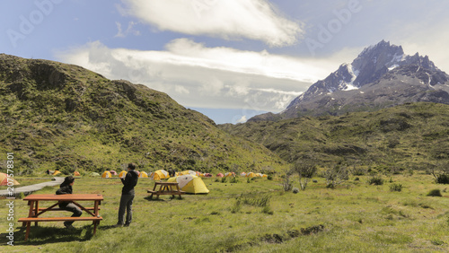 duas pessoas em area de Camping no parque nacional torres del paine, patagônia