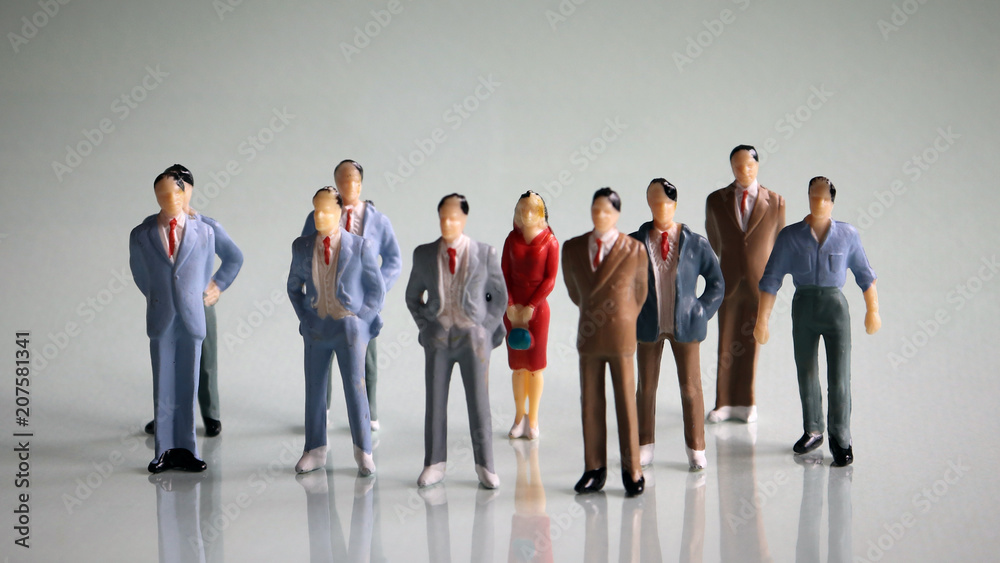 Obraz premium A&nbsp;miniature&nbsp;woman&nbsp;and&nbsp;many&nbsp;miniature&nbsp;men.