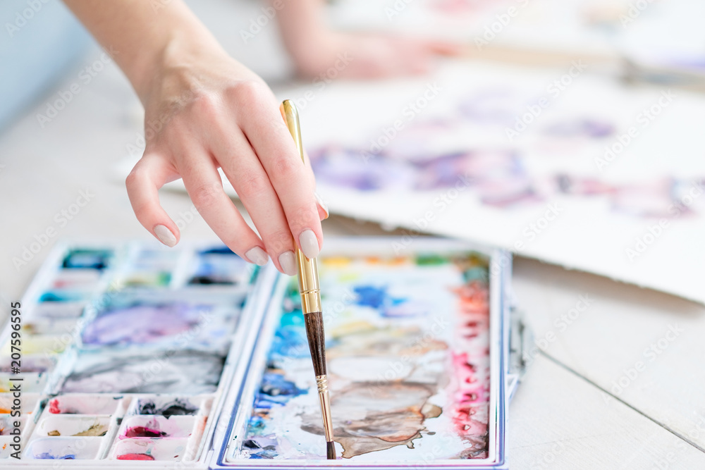 Obraz premium art painting classes. creative hobby and self expression. hand mixing watercolors with a brush