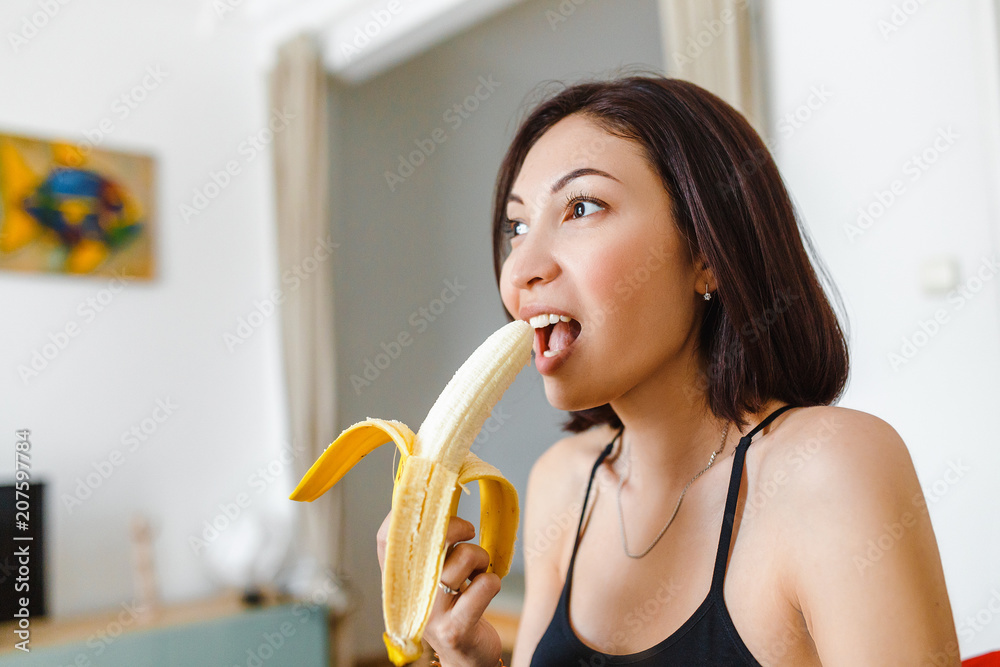 woman-eating-banana