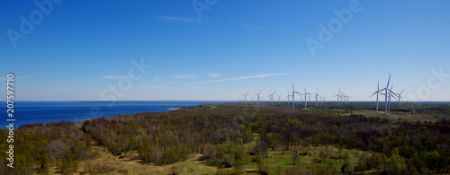 Turbiny wiatrowe nad ba  tyckim morzem w Estoni