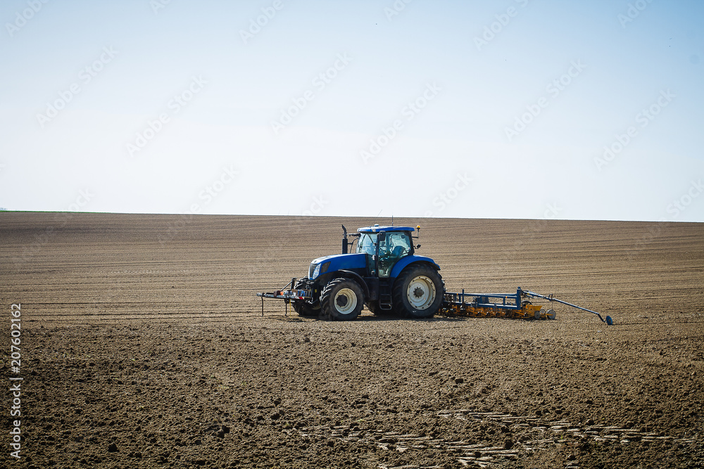 tracteur dans un champ tracteur dans un champ