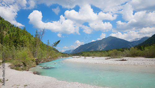 Wilde Flusslandschaft Obere Isar, malerische Landschaft mit schönem Wolkenhimmel