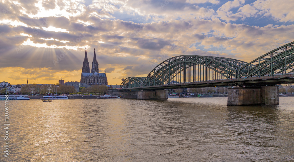 Fototapeta premium Abendsonne in Köln am Rhein mit Dom und Hohenzollernbrücke