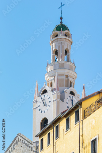 Clocher de l'église de Sanremo en Italie