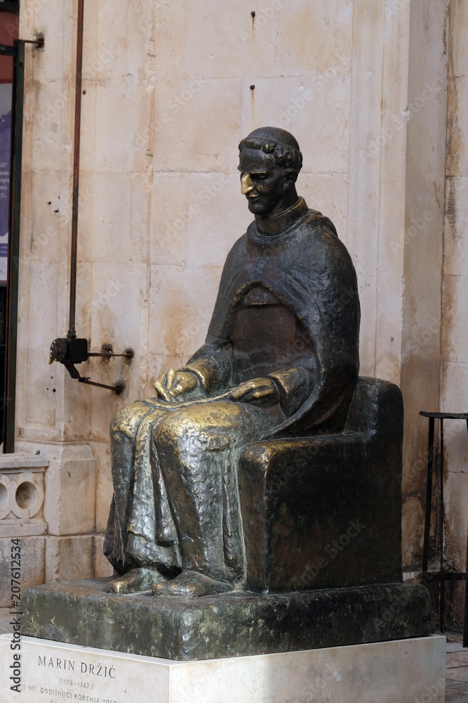 Statue of Croatian writer Marin Drzic, 1508-1567, Luza Square in the Old Town of Dubrovnik, Croatia - obrazy, fototapety, plakaty 