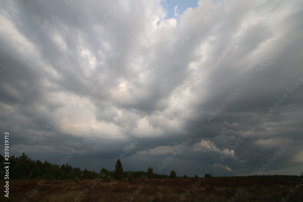 Die Sonne unter den Gewitterwolken Die Sonne unter den Gewitterwolken