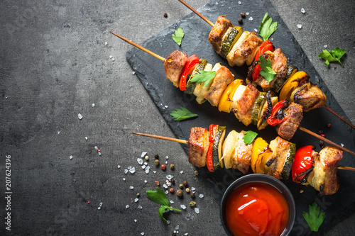 Cuadro en lienzo Grilled shish kebab with vegetables  on black.