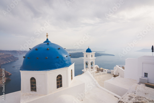 Impresionante vista de las iglesias con las cupolas azules in Santorini, Grecia