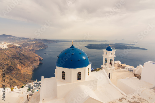 Impresionante vista de las iglesias con las cupolas azules in Santorini, Grecia