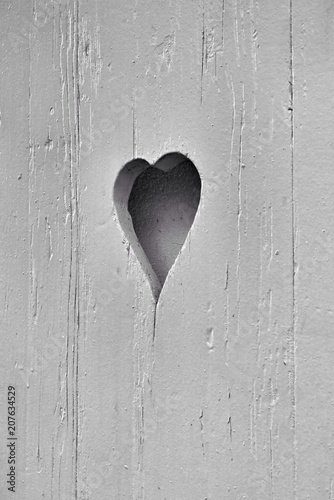 Herz im Holz - schwarz-weiß