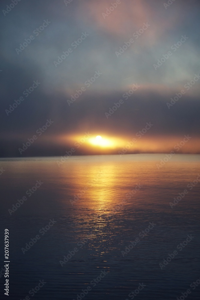 Sonnenaufgang im Nebel an der Ostsee
