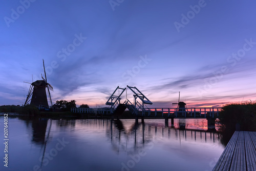 Kinderdijk Windmühlen mit Brücke nach Sonnenuntergang