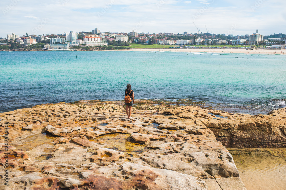 Obraz premium Woman looking at the beach next to Sydney