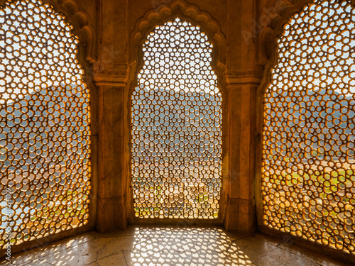 Fotografiet Perforated wall in the building of the palace in the Amber Fort, Jaipur, Rajasthan State