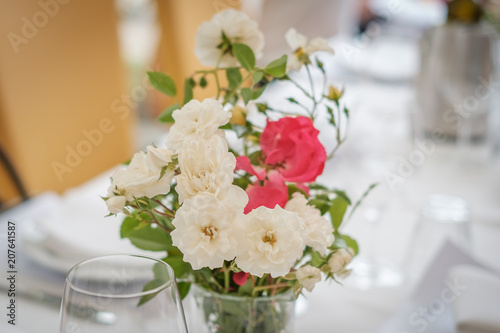 Fototapeta Naklejka Na Ścianę i Meble -  flowers on dinner table - flower decoration