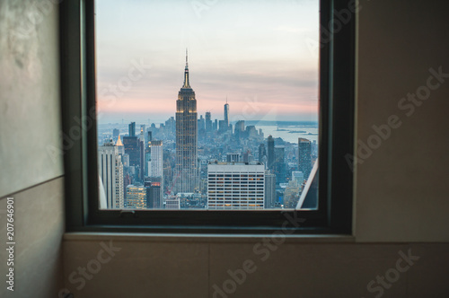 Платно View on Empire state building from a window