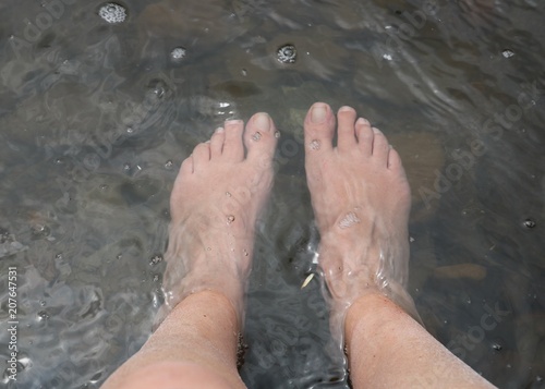 Füße abkühlen im Fluss