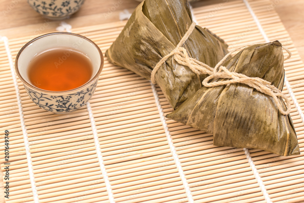 Obraz premium Zongzi - Traditional Dragon Boat Festival dumpling. Hand drawn watercolor painting isolated on wood background.