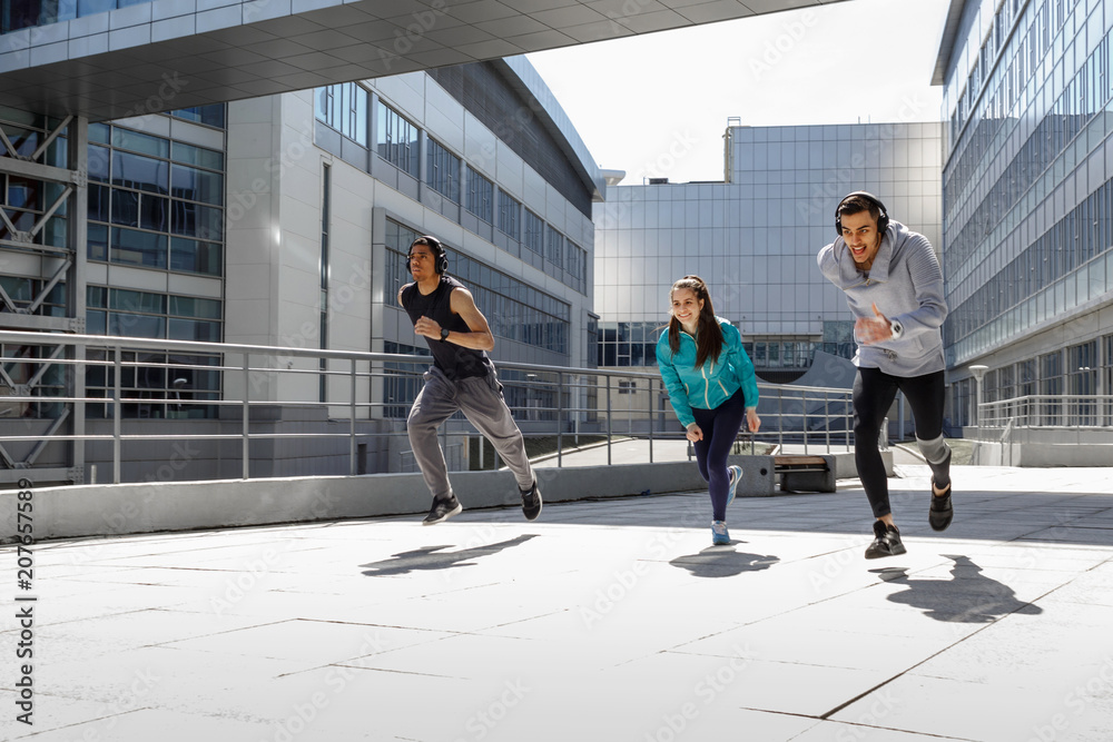 Obraz premium Przyjaciele trening fitness razem na świeżym powietrzu żyjący aktywny zdrowy