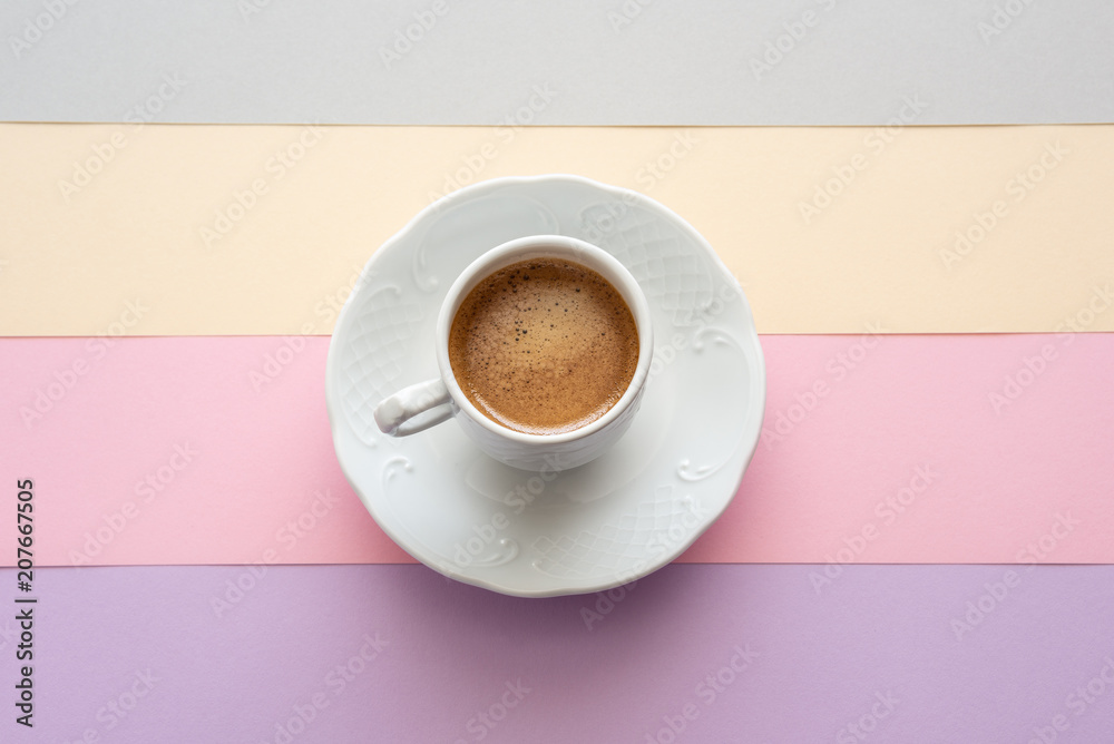 Taza de café vintage sobre una superficie de colores pastel. Flat-lay.  Stock Photo | Adobe Stock