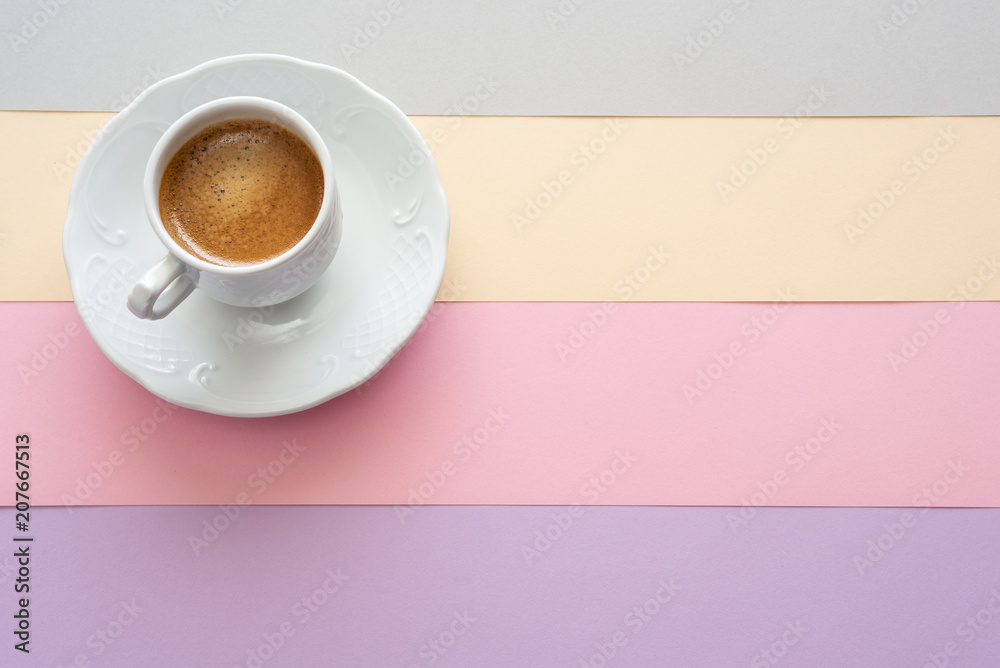 Taza de café expreso sobre una superficie de colores pastel con espacio  vacío para texto.  Stock Photo | Adobe Stock