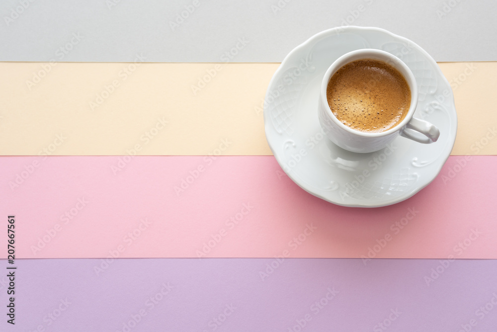 Taza de café sobre una superficie de colores pastel. Flat-lay. Stock Photo  | Adobe Stock